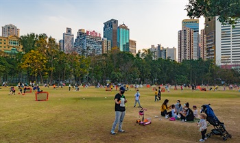 With an area of over 19 hectares, Victoria Park is the largest park on Hong Kong Island. It is located at the centre of Hong Kong Island North, between Tin Hau and Causeway Bay. Located next to Causeway Bay’s busy shopping area, the extensive Victoria Park provides a green respite from the bustling crowds. It also provides sporting and recreational facilities including football and basketball courts, a major tennis centre, swimming centre and lawn bowling facilities.